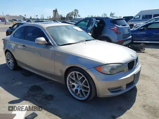 2011 BMW 1 Series 128i z VIN WBAUP9C51BVL90800, wystawiony jako IAAI lot #42278234 z przebiegiem 187 138 mil mil oraz . Historia ofert i sprzedaży dostępna na DreamBid. Obrazek 1.