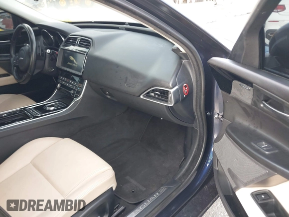 2019 Jaguar XE 25t Premium with VIN SAJAJ4FX9KCP46060, listed as a IAAI auction lot 42028720 with 38,953 mi miles. Bid and sale history available at carsss.com. Image 5.