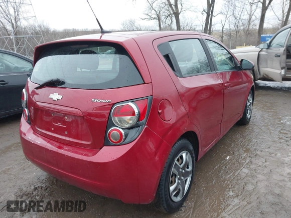 2013 Chevrolet Sonic LS z VIN 1G1JA6SH4D4244183, wystawiony jako IAAI lot #41467466 z przebiegiem 75 315 mil mil oraz . Historia ofert i sprzedaży dostępna na DreamBid. Obrazek 4.