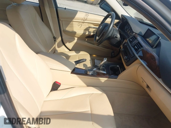 2015 BMW 3 Series 328i xDrive с VIN WBA3B5G51FNS20388, выставлен на аукционе IAAI как лот 42399201 с пробегом 97 349 миль миль и . История ставок и продаж доступна на DreamBid. Изображение 5.