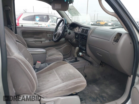 2001 Toyota Tacoma PreRunner with VIN 5TEGN92N11Z832042, listed as a IAAI auction lot 41465622 with 281,274 mi miles. Bid and sale history available at carsss.com. Image 5.