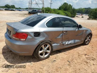 2011 BMW 1 Series 128i z VIN WBAUP7C52BVP21971, wystawiony jako Copart lot #63036725 z przebiegiem 255 217 mil mil oraz Szkoda całkowita • Salvage title. Historia ofert i sprzedaży dostępna na DreamBid. Obrazek 3.