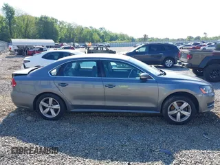 2013 Volkswagen Passat SE z VIN 1VWBH7A39DC048956, wystawiony jako IAAI lot #42039394 z przebiegiem 111 331 mil mil oraz . Historia ofert i sprzedaży dostępna na DreamBid. Obrazek 14.