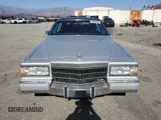 1992 Cadillac Brougham z VIN 1G6DW5474NR713140, wystawiony jako Copart lot #76990784 z przebiegiem 63 153 mil mil oraz Tytuł czysty. Historia ofert i sprzedaży dostępna na DreamBid. Obrazek 5.
