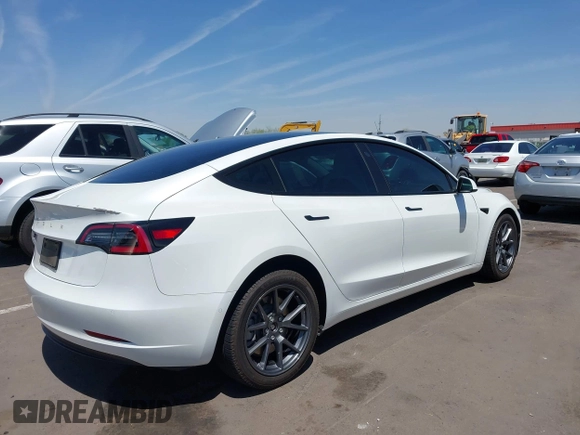 2022 Tesla Model 3 Long Range z VIN 5YJ3E1EB3NF348267, wystawiony jako IAAI lot #42323616 z przebiegiem Nie podano mil oraz . Historia ofert i sprzedaży dostępna na DreamBid. Obrazek 4.