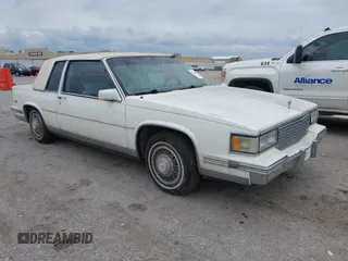 1988 Cadillac DeVille z VIN 1G6CD1156J4269375, wystawiony jako IAAI lot #42203004 z przebiegiem 154 782 mil mil oraz . Historia ofert i sprzedaży dostępna na DreamBid. Obrazek 1.
