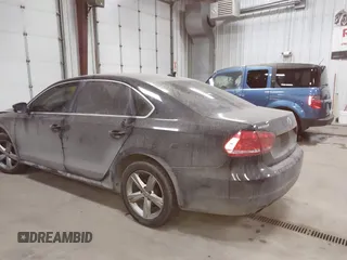 2013 Volkswagen Passat SE z VIN 1VWBH7A38DC085268, wystawiony jako IAAI lot #41811430 z przebiegiem 155 813 mil mil oraz . Historia ofert i sprzedaży dostępna na DreamBid. Obrazek 3.