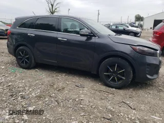 2019 Kia Sorento LX z VIN 5XYPG4A57KG486895, wystawiony jako Copart lot #58470815 z przebiegiem 151 217 mil mil oraz Czysty tytuł • Clean title. Historia ofert i sprzedaży dostępna na DreamBid. Obrazek 4.