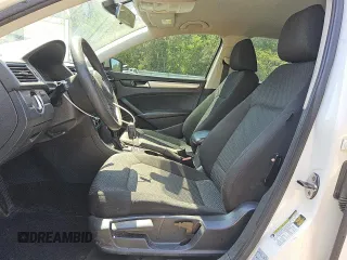 2014 Volkswagen Passat S z VIN 1VWAT7A3XEC092377, wystawiony jako Copart lot #50819465 z przebiegiem 133 119 mil mil oraz Czysty tytuł • Clean title. Historia ofert i sprzedaży dostępna na DreamBid. Obrazek 7.