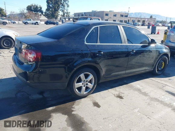 2008 Volkswagen Jetta SE z VIN 3VWRZ71K18M166457, wystawiony jako IAAI lot #41392289 z przebiegiem 244 330 mil mil oraz . Historia ofert i sprzedaży dostępna na DreamBid. Obrazek 4.