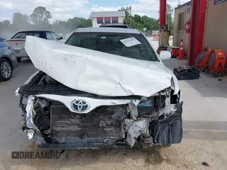 2011 Toyota Camry LE z VIN 4T1BF3EK6BU631409, wystawiony jako IAAI lot #42313431 z przebiegiem 117 409 mil mil oraz . Historia ofert i sprzedaży dostępna na DreamBid. Obrazek 6.