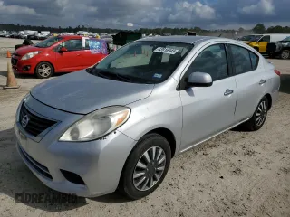 2014 Nissan Versa S Plus with VIN 3N1CN7AP2EL811542, listed as a Copart auction lot 43916945 with 121,994 mi miles and Clean Title. Bid and sale history available at carsss.com. Image 1.