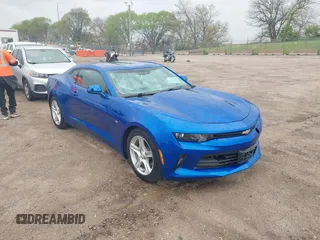 2017 Chevrolet Camaro 1LT z VIN 1G1FB1RS6H0172357, wystawiony jako IAAI lot #42156537 z przebiegiem 64 685 mil mil oraz . Historia ofert i sprzedaży dostępna na DreamBid. Obrazek 1.