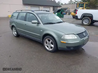 2002 Volkswagen Passat GLX with VIN WVWYH63BX2E208839, listed as a IAAI auction lot 42018138 with 192,648 mi miles. Bid and sale history available at carsss.com. Image 1.