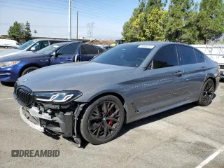 2022 BMW 5 Series M550i xDrive z VIN WBA13BK0XNCJ23778, wystawiony jako Copart lot #76946634 z przebiegiem 24 889 mil mil oraz Szkoda całkowita • Salvage title. Historia ofert i sprzedaży dostępna na DreamBid. Obrazek 1.