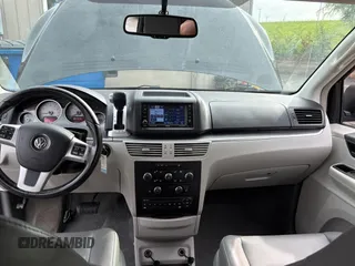 2011 Volkswagen Routan SE z VIN 2V4RW3DG6BR803179, wystawiony jako Copart lot #61144745 z przebiegiem 151 556 mil mil oraz Czysty tytuł • Clean title. Historia ofert i sprzedaży dostępna na DreamBid. Obrazek 9.