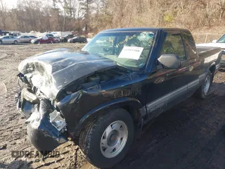 2000 GMC Sonoma SLS with VIN 1GTCS19W6Y8311935, listed as a IAAI auction lot 41503368 with 147,884 mi miles. Bid and sale history available at carsss.com. Image 2.