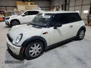 2003 MINI Hardtop z VIN WMWRC33463TJ52203, wystawiony jako Copart lot #42833435 z przebiegiem 141 758 mil mil oraz Szkoda całkowita • Salvage title. Historia ofert i sprzedaży dostępna na DreamBid. Obrazek 1.