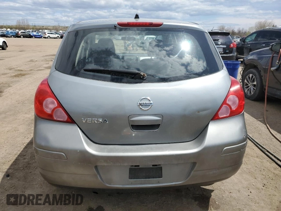 2011 Nissan Versa S z VIN 3N1BC1CP5BL464666, wystawiony jako Copart lot #55729825 z przebiegiem 246 951 mil mil oraz Czysty tytuł • Clean title. Historia ofert i sprzedaży dostępna na DreamBid. Obrazek 6.