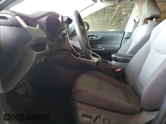 2020 Toyota RAV4 XLE with VIN 2T3W1RFV0LW084934, listed as a Copart auction lot 65985795 with 43,010 mi miles and Salvage title. Bid and sale history available at DreamBid. Image 7.
