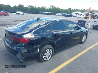 2024 Kia Forte LXS z VIN 3KPF24AD0RE823688, wystawiony jako IAAI lot #42253533 z przebiegiem 16 471 mil mil oraz . Historia ofert i sprzedaży dostępna na DreamBid. Obrazek 4.