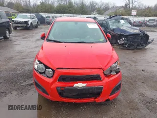 2015 Chevrolet Sonic LT z VIN 1G1JC5SBXF4179097, wystawiony jako IAAI lot #41715882 z przebiegiem 127 163 mil mil oraz . Historia ofert i sprzedaży dostępna na DreamBid. Obrazek 12.