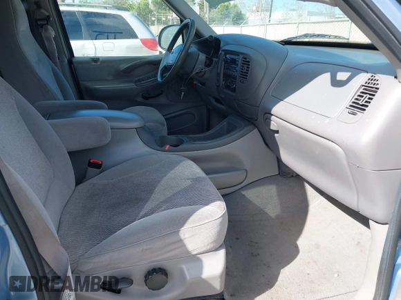 1998 Ford Expedition XLT z VIN 1FMPU18L8WLA56178, wystawiony jako IAAI lot #41920438 z przebiegiem 270 941 mil mil oraz . Historia ofert i sprzedaży dostępna na DreamBid. Obrazek 5.