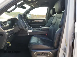 2022 Jeep Wagoneer Series II z VIN 1C4SJVBTXNS211440, wystawiony jako Copart lot #65639735 z przebiegiem 26 672 mil mil oraz Czysty tytuł • Clean title. Historia ofert i sprzedaży dostępna na DreamBid. Obrazek 7.