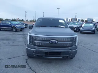 2023 Ford F-150 Lightning Pro z VIN 1FTVW1EL8PWG48559, wystawiony jako IAAI lot #41566599 z przebiegiem 8 830 mil mil oraz . Historia ofert i sprzedaży dostępna na DreamBid. Obrazek 12.