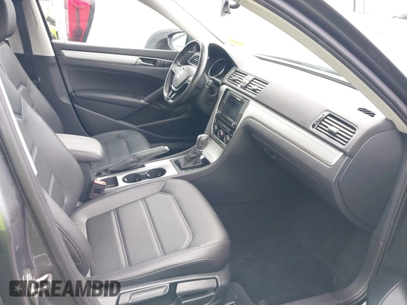 2019 Volkswagen Passat Wolfsburg Edition z VIN 1VWLA7A30KC010294, wystawiony jako IAAI lot #42159974 z przebiegiem 86 303 mil mil oraz . Historia ofert i sprzedaży dostępna na DreamBid. Obrazek 5.