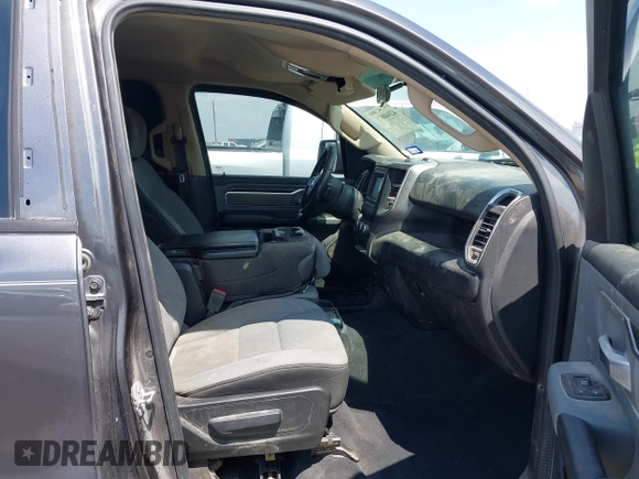 2019 Ram 1500 Big Horn z VIN 1C6RREFT3KN543755, wystawiony jako IAAI lot #42040871 z przebiegiem 135 614 mil mil oraz . Historia ofert i sprzedaży dostępna na DreamBid. Obrazek 5.