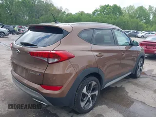 2017 Hyundai Tucson Value z VIN KM8J33A29HU389413, wystawiony jako IAAI lot #42098242 z przebiegiem 98 738 mil mil oraz . Historia ofert i sprzedaży dostępna na DreamBid. Obrazek 4.