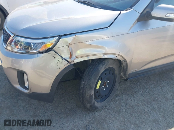 2014 Kia Sorento LX with VIN 5XYKTDA69EG522542, listed as a IAAI auction lot 42045720 with 1 mi miles. Bid and sale history available at carsss.com. Image 6.