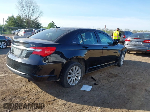 2011 Chrysler 200 Touring z VIN 1C3BC1FBXBN552307, wystawiony jako IAAI lot #42053190 z przebiegiem 162 138 mil mil oraz . Historia ofert i sprzedaży dostępna na DreamBid. Obrazek 4.