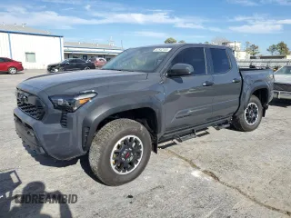 2024 Toyota Tacoma SR5 z VIN 3TMLB5JN2RM046793, wystawiony jako Copart lot #82542104 z przebiegiem 2 218 mil mil oraz Szkoda całkowita • Salvage title. Historia ofert i sprzedaży dostępna na DreamBid. Obrazek 1.