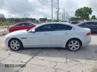 2017 Jaguar XE 25t Prestige z VIN SAJAE4BG5HA951325, wystawiony jako IAAI lot #42460703 z przebiegiem 116 318 mil mil oraz . Historia ofert i sprzedaży dostępna na DreamBid. Obrazek 14.