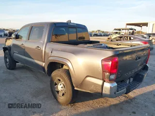 2021 Toyota Tacoma SR z VIN 3TYAX5GN2MT020997, wystawiony jako IAAI lot #40991578 z przebiegiem 81 509 mil mil oraz . Historia ofert i sprzedaży dostępna na DreamBid. Obrazek 3.