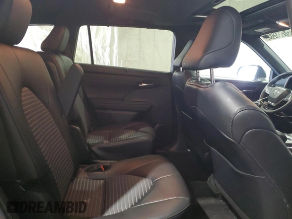 2024 Toyota Highlander LE z VIN 5TDKDRAH1RS537296, wystawiony jako Copart lot #57558595 z przebiegiem 34 682 mil mil oraz Czysty tytuł • Clean title. Historia ofert i sprzedaży dostępna na DreamBid. Obrazek 11.
