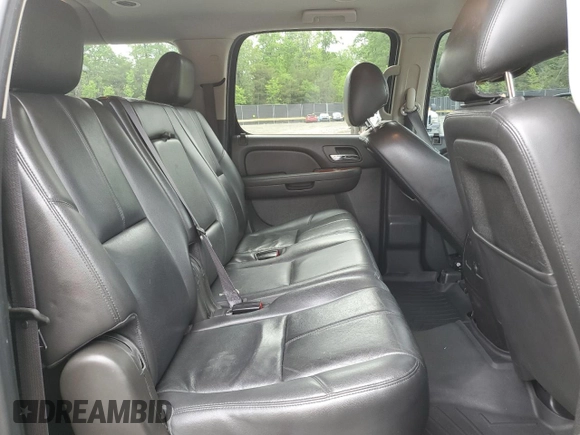 2013 GMC Yukon XL SLT z VIN 1GKS2KE75DR331103, wystawiony jako Copart lot #55884055 z przebiegiem 199 485 mil mil oraz Czysty tytuł • Clean title. Historia ofert i sprzedaży dostępna na DreamBid. Obrazek 11.