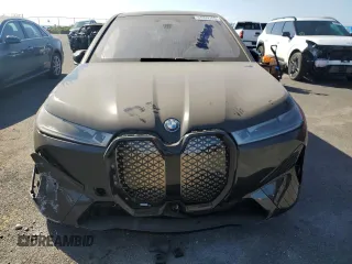 2022 BMW iX xDrive50 z VIN WB523CF04NCK19635, wystawiony jako Copart lot #44999765 z przebiegiem 28 141 mil mil oraz Szkoda całkowita • Salvage title. Historia ofert i sprzedaży dostępna na DreamBid. Obrazek 5.