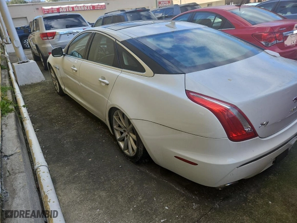 2013 Jaguar XJ with VIN SAJWJ1CD7D8V49599, listed as a Copart auction lot 82354574 with NaN miles and Clean Title. Bid and sale history available at carsss.com. Image 3.