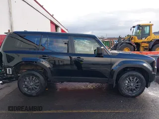 2024 Toyota Land Cruiser z VIN JTEABFAJ7RK015987, wystawiony jako IAAI lot #41168318 z przebiegiem 1662 mil mil oraz . Historia ofert i sprzedaży dostępna na DreamBid. Obrazek 14.