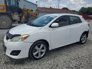 2009 Toyota Matrix S z VIN 2T1LE40E19C009598, wystawiony jako Copart lot #61747635 z przebiegiem 162 485 mil mil oraz Czysty tytuł • Clean title. Historia ofert i sprzedaży dostępna na DreamBid. Obrazek 1.