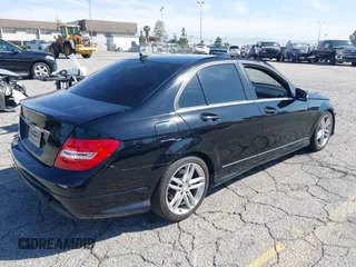 2014 Mercedes-Benz C 250 Sport z VIN WDDGF4HB5EG219437, wystawiony jako IAAI lot #41847571 z przebiegiem 104 981 mil mil oraz . Historia ofert i sprzedaży dostępna na DreamBid. Obrazek 4.