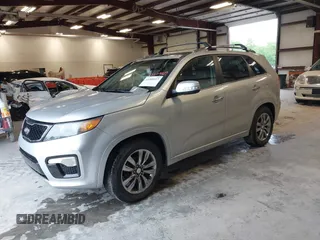 2013 Kia Sorento SX z VIN 5XYKW4A26DG415757, wystawiony jako IAAI lot #42205927 z przebiegiem 155 322 mil mil oraz . Historia ofert i sprzedaży dostępna na DreamBid. Obrazek 2.