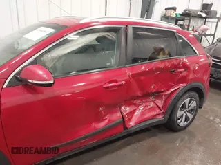 2017 Kia Niro Touring Launch Edition with VIN KNDCC3LC6H5102042, listed as a IAAI auction lot 41666561 with 191,584 mi miles. Bid and sale history available at carsss.com. Image 6.