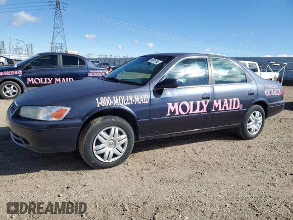 2000 Toyota Camry LE z VIN 4T1BF22KXYU953641, wystawiony jako Copart lot #48018145 z przebiegiem 118 587 mil mil oraz Czysty tytuł • Clean title. Historia ofert i sprzedaży dostępna na DreamBid. Obrazek 1.