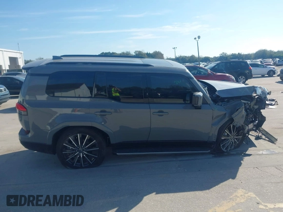 2024 Lexus GX 550 Luxury z VIN JTJVBCDX7R5019750, wystawiony jako IAAI lot #41505401 z przebiegiem 7 695 mil mil oraz . Historia ofert i sprzedaży dostępna na DreamBid. Obrazek 13.