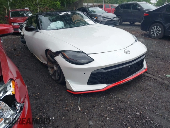 2023 Nissan Z Sport z VIN JN1BZ4AH1PM310285, wystawiony jako IAAI lot #42194303 z przebiegiem 10 957 mil mil oraz . Historia ofert i sprzedaży dostępna na DreamBid. Obrazek 1.