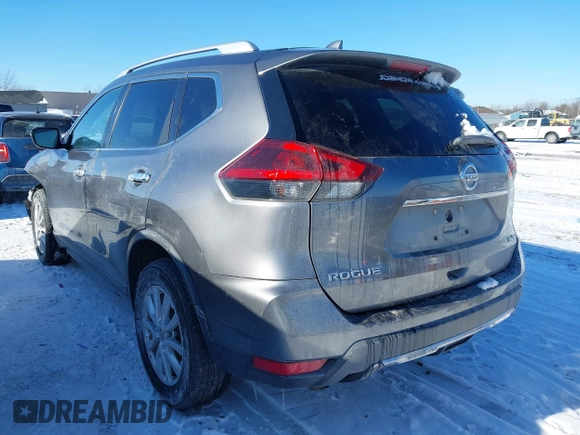 2018 Nissan Rogue SV z VIN KNMAT2MV9JP591094, wystawiony jako IAAI lot #41318760 z przebiegiem 174 551 mil mil oraz . Historia ofert i sprzedaży dostępna na DreamBid. Obrazek 3.